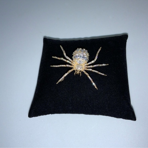 10ct Spider Brooch - Picture 5 of 10